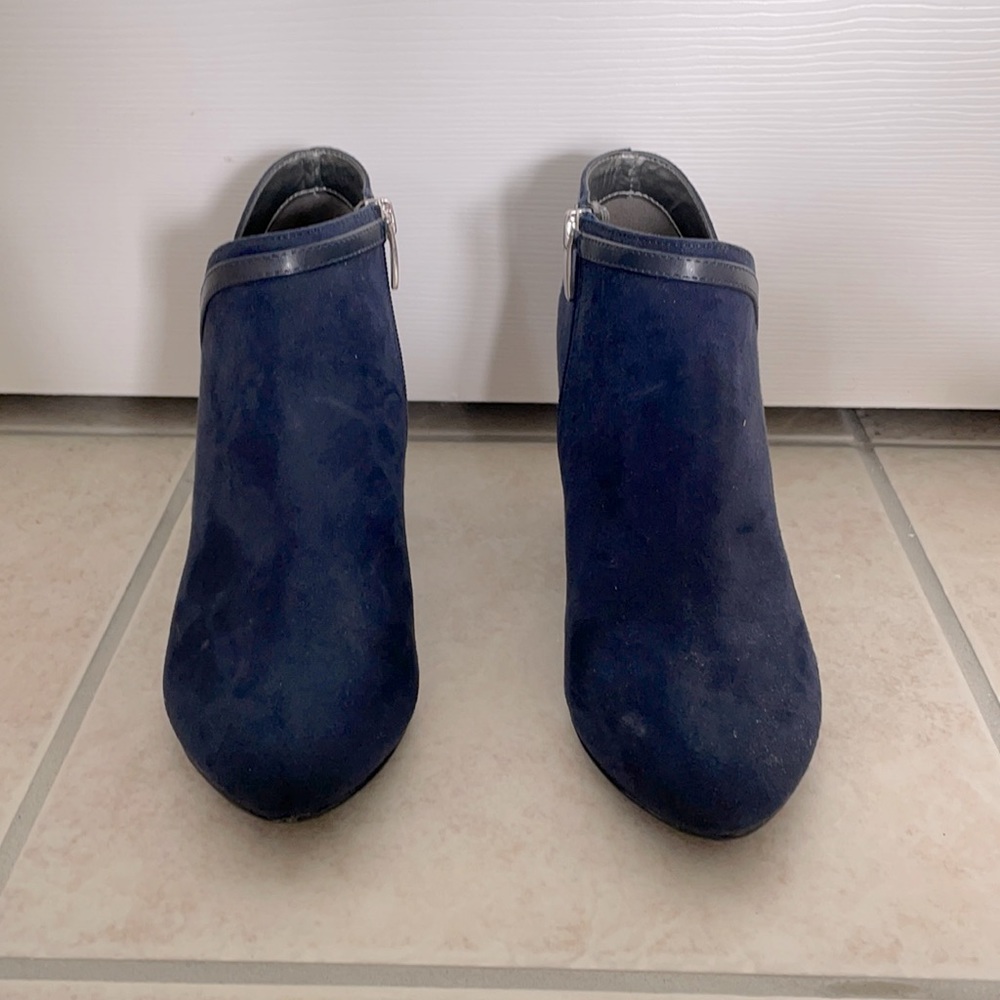 Women’s navy heels, size 7